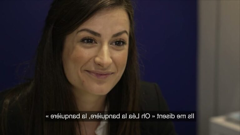 conseiller bancaire souriant dans une agence credit agricole