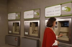 conseiller clientele bnp paribas au telephone moderne