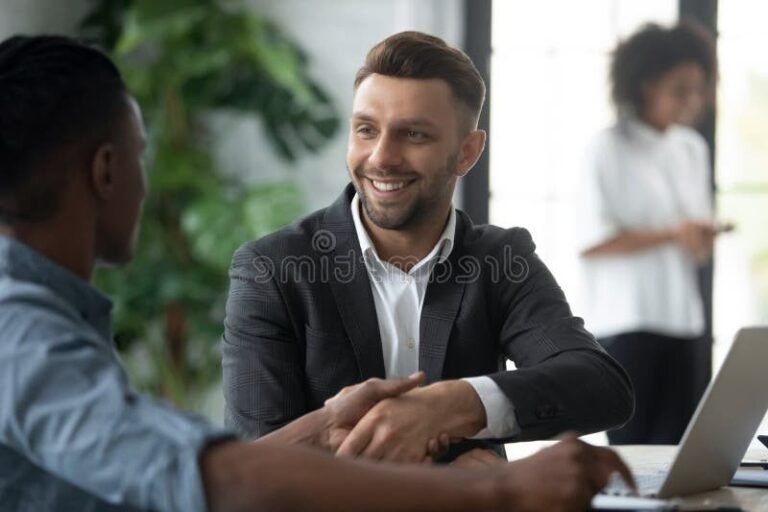 Comment Devenir Conseiller Clientèle Au Crédit Agricole 2 conseiller clientele souriant en agence bancaire moderne