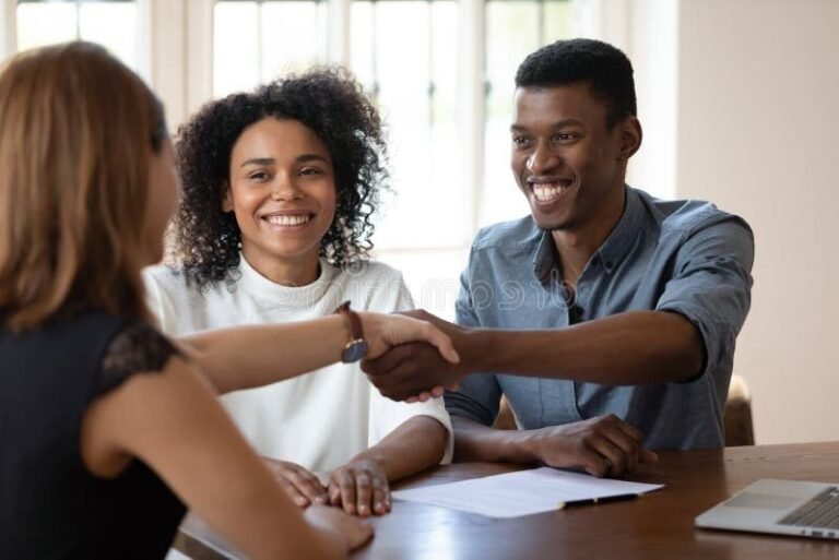 conseiller financier discutant avec client souriant