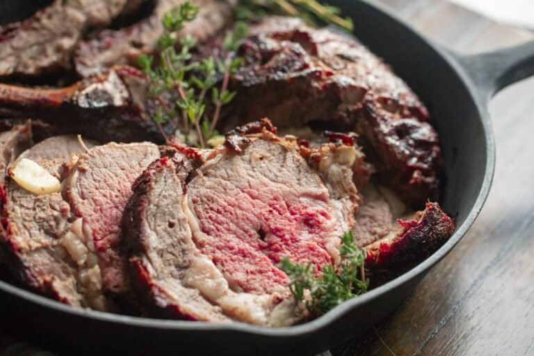 cote de boeuf grillee avec herbes fraiches