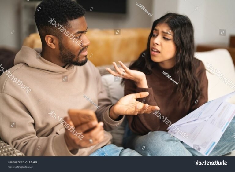 couple discutant autour de documents financiers
