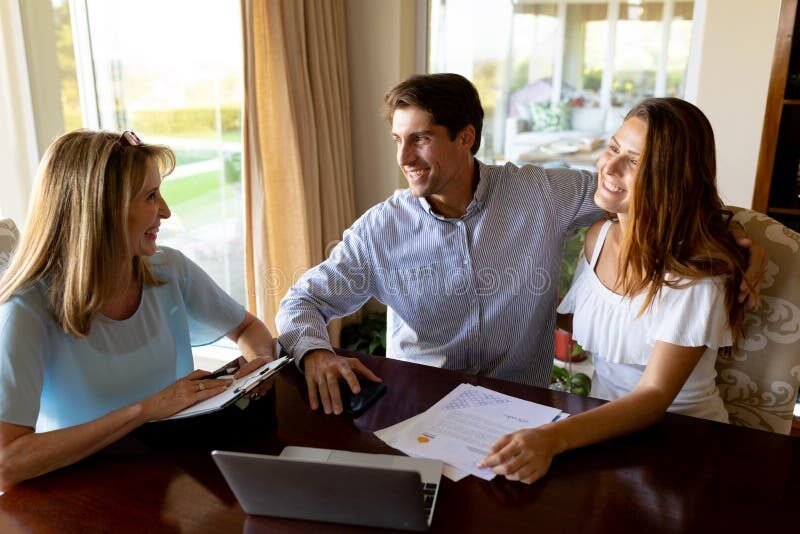 couple discutant devant un conseiller financier 1