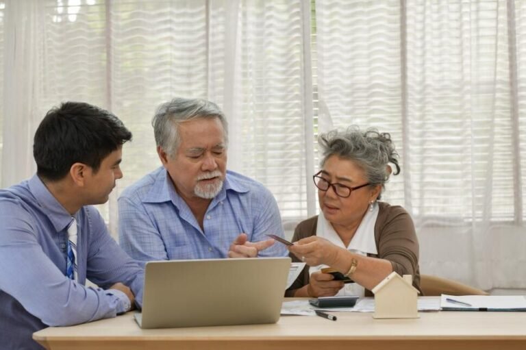 couple discutant finances avec conseiller bancaire