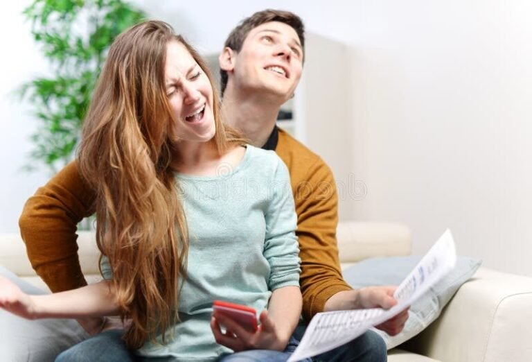 couple heureux ouvrant compte bancaire ensemble