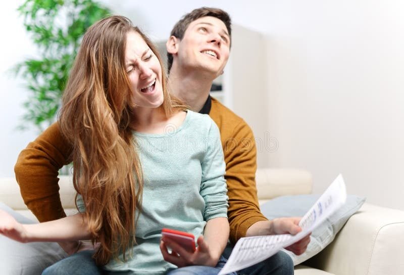 Comment Ouvrir Un Compte Joint Au Crédit Mutuel Et Quels Sont Les Avantages 1 couple heureux ouvrant compte bancaire ensemble