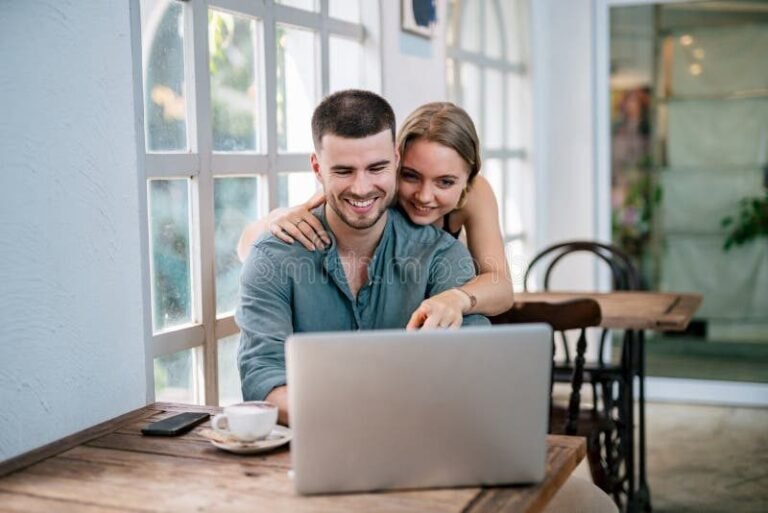 couple reflechissant ensemble devant ordinateur