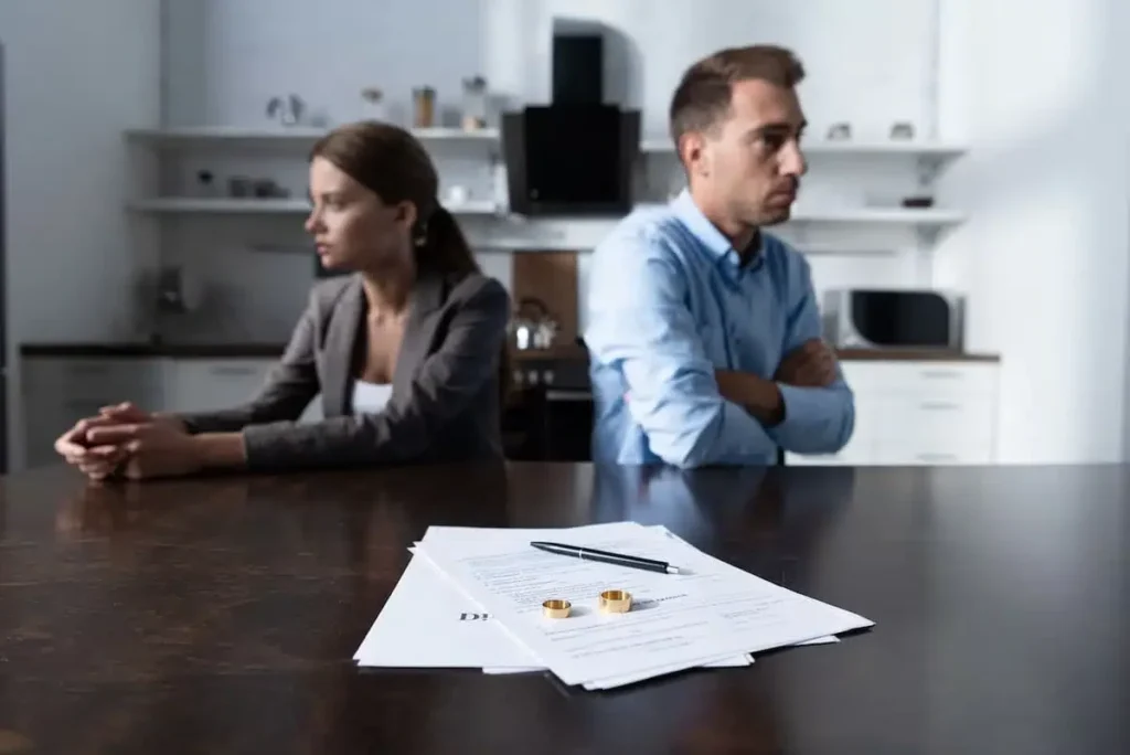 Comment Gérer Son Compte Bancaire Lors D’un Divorce 1 couple separe discutant finances a table