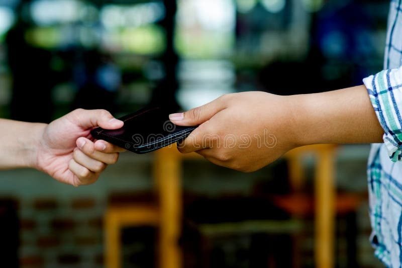 Comment Fonctionne Un Compte Joint Alimenté Par Une Seule Personne 1 deux mains partageant un seul portefeuille