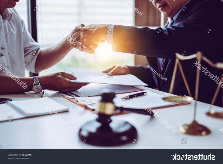 deux personnes discutant autour dun contrat pret