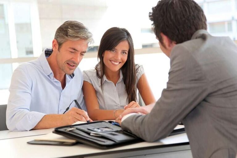 deux personnes gerant un compte bancaire ensemble