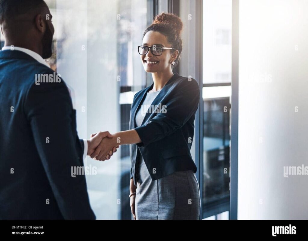 deux personnes se serrant la main face a face