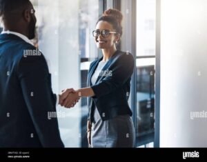 deux personnes se serrant la main face a face