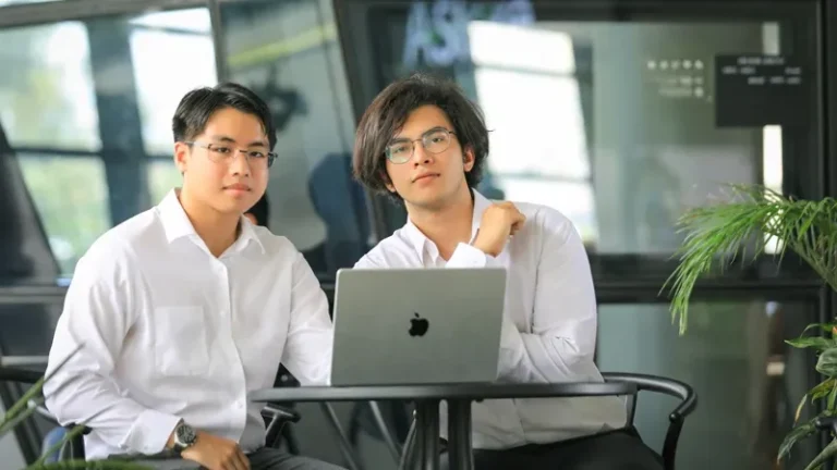 etudiant consultant un conseiller bancaire moderne