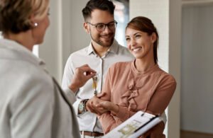 etudiant heureux recevant cles appartement pret bancaire