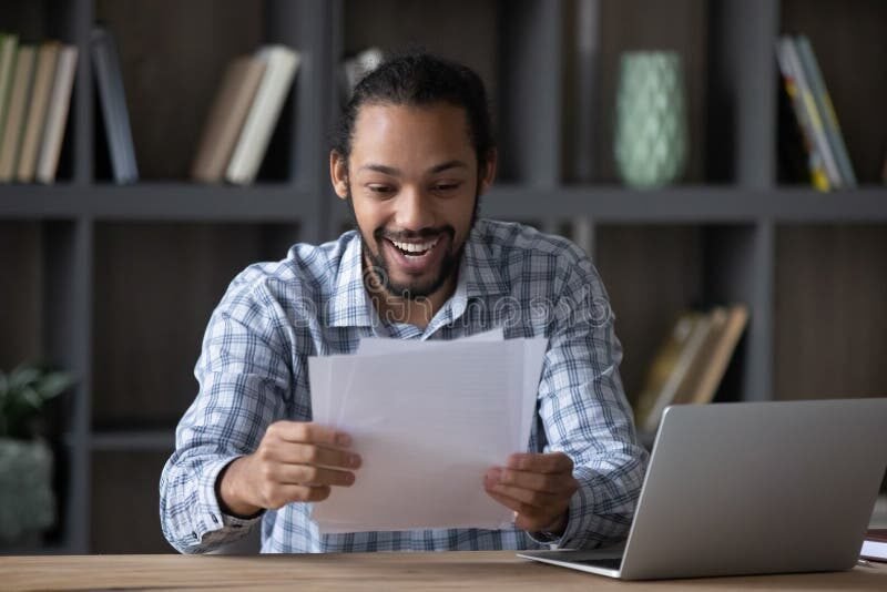 Comment Obtenir Un Prêt Étudiant Pour Financer Une École De Commerce 2 etudiant heureux recevant une offre de pret bancaire