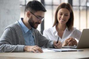 etudiant signant contrat pret bancaire moderne