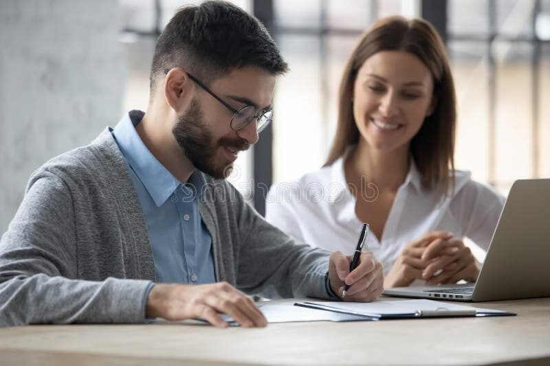 etudiant signant contrat pret bancaire moderne