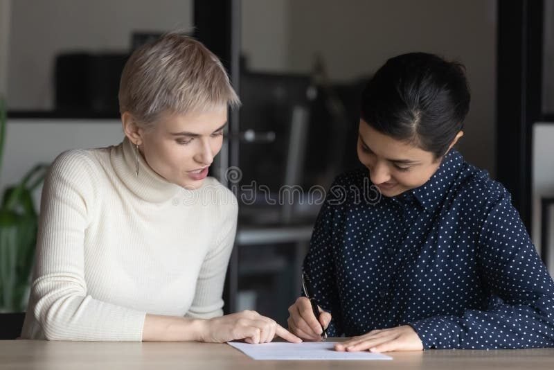 etudiant signant un contrat avec employeur souriant