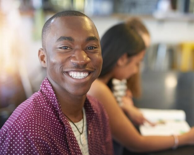 etudiant souriant travaillant en magasin le week end