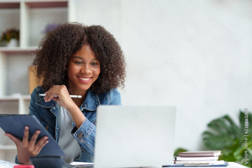 Quels Sont Les Meilleurs Jobs Étudiants Pour Le Week-End Uniquement 2 etudiant souriant travaillant sur ordinateur portable