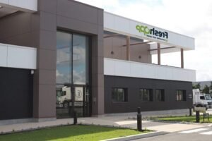 facade agence bancaire bnp saint cyr loire