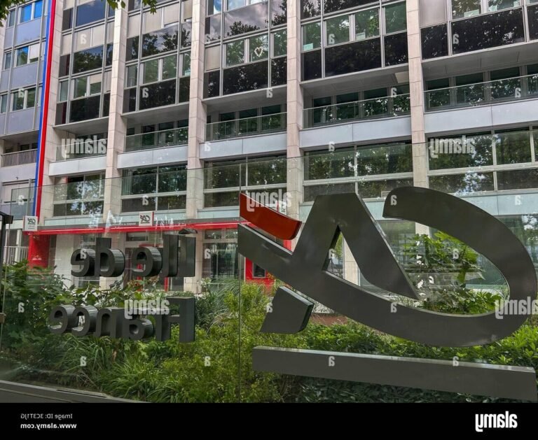 facade moderne agence bancaire credit agricole paris