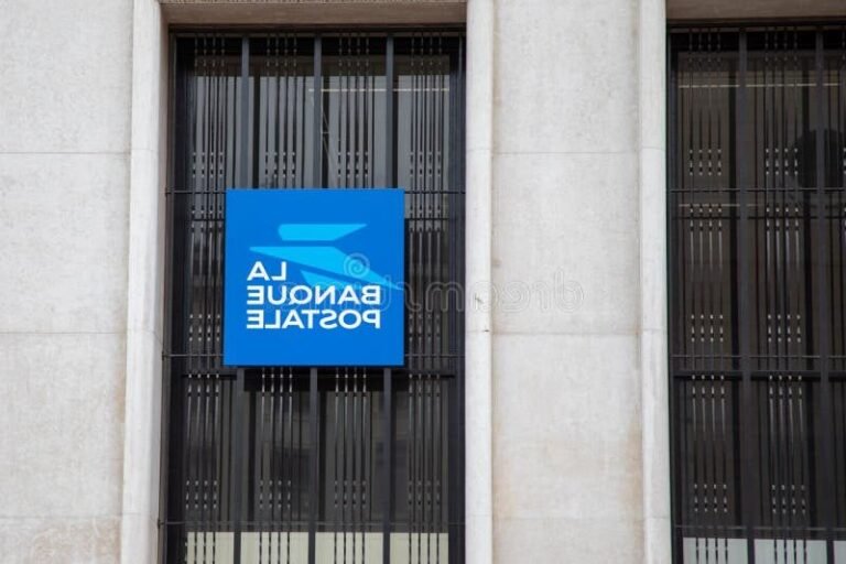 facade moderne dagence bancaire la poste