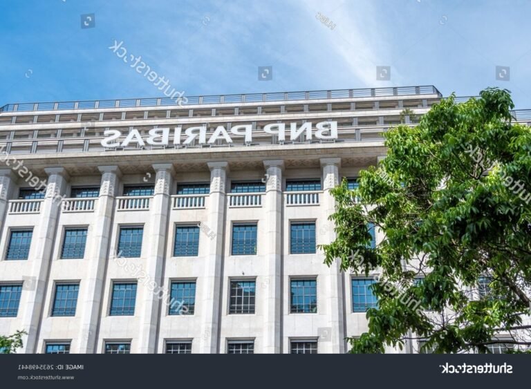 facade moderne succursale bancaire bnp paribas