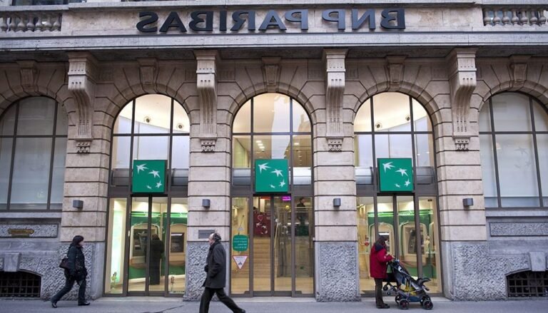 facade moderne succursale bnp paribas lyon