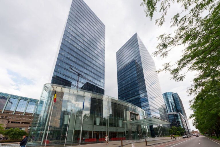 facade moderne succursale bnp paribas villeneuve