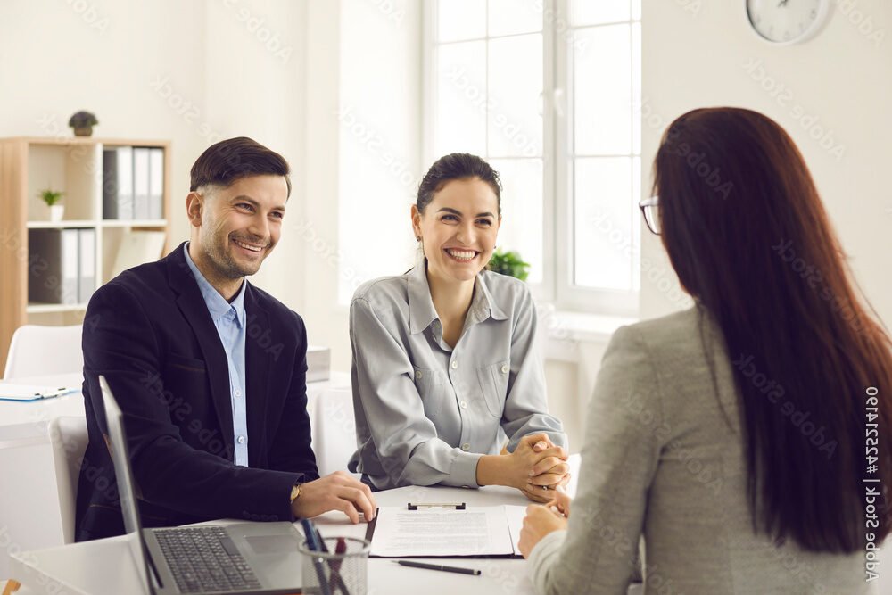 famille discutant autour dun contrat de pret