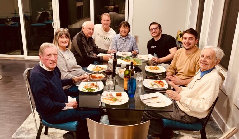 famille discutant devant une banque moderne