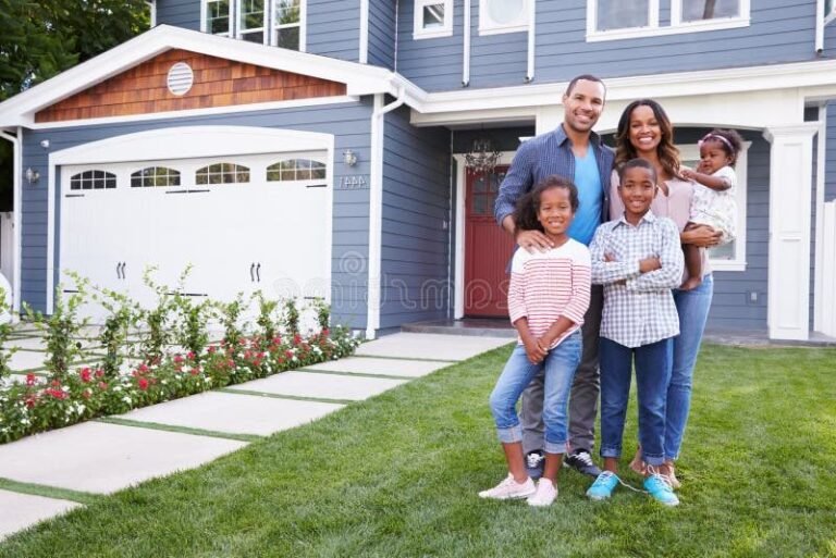 famille heureuse devant une maison moderne