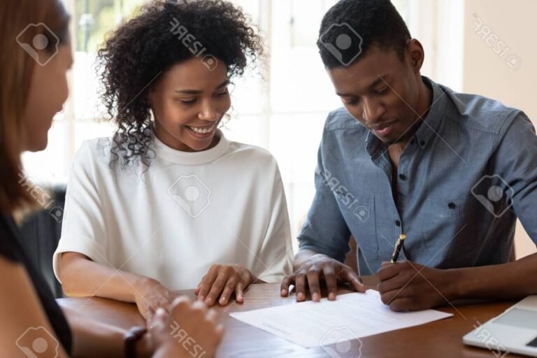 Comment Rédiger Un Contrat De Prêt Familial Sans Intérêt Modèle Simple 2 famille signant un contrat de pret ensemble