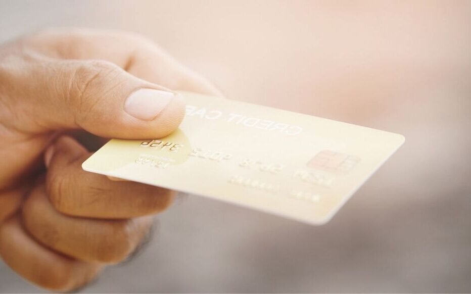 Comment Fonctionne La Gestion Des Prêts Floa Pour Vos Finances 2 illustration dune main tenant une carte bancaire floa