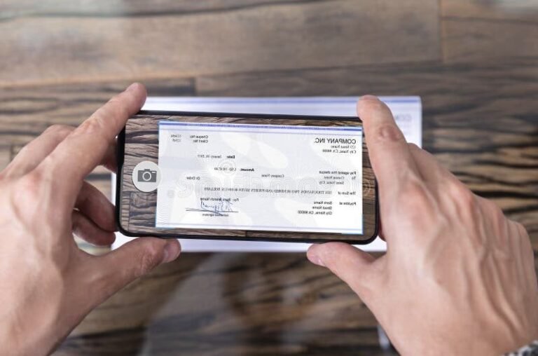 Comment Faire Un Dépôt De Chèque BforBank Via Crédit Agricole 11 image dune main deposant un cheque en banque