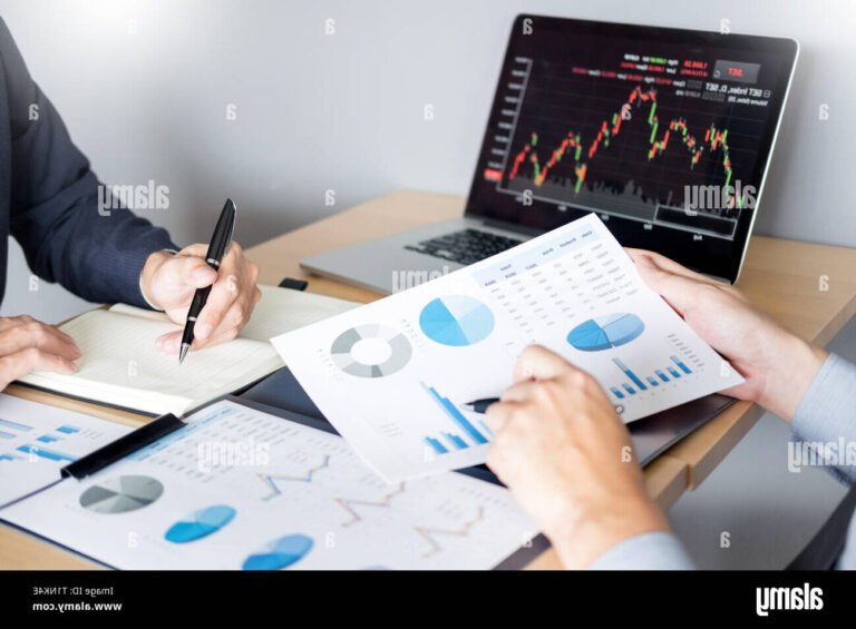 investisseur analysant graphiques financiers en pleine discussion