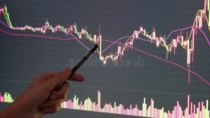 investisseur analysant graphiques financiers varies