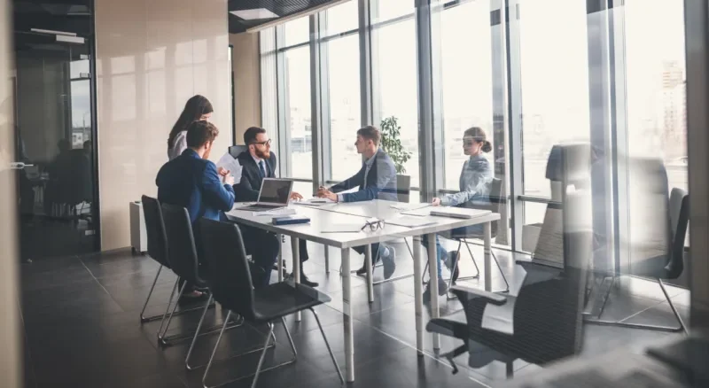 jeune couple consultant conseiller bancaire au credit agricole