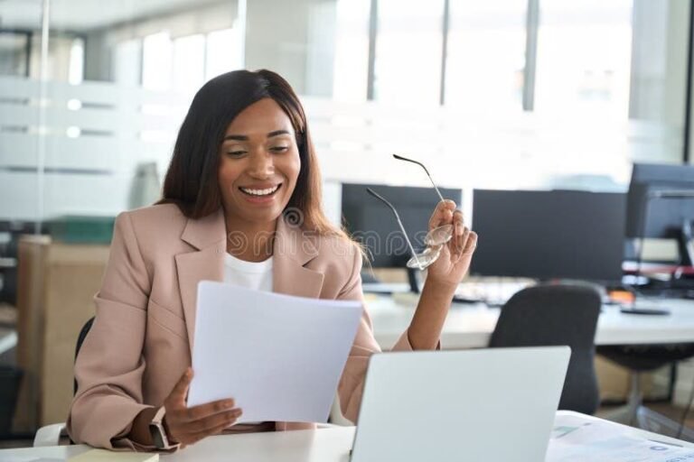 jeune entrepreneur souriant avec documents financiers