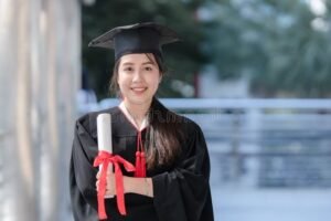 jeune etudiant heureux avec diplome en main