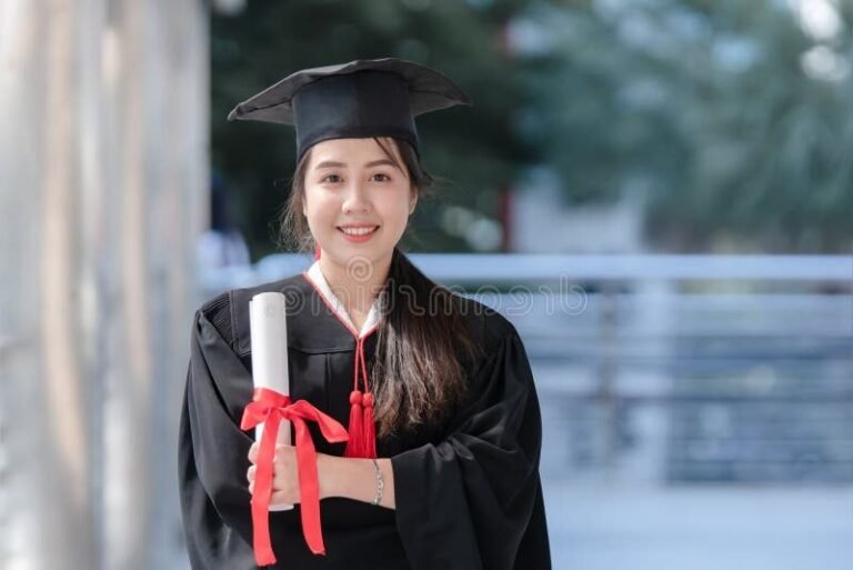 jeune etudiant heureux avec diplome en main