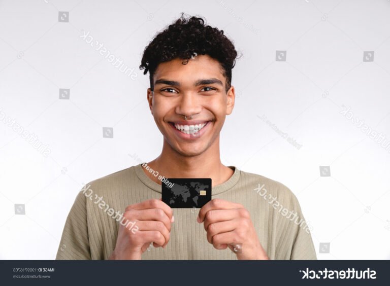 jeune etudiant souriant avec carte bancaire