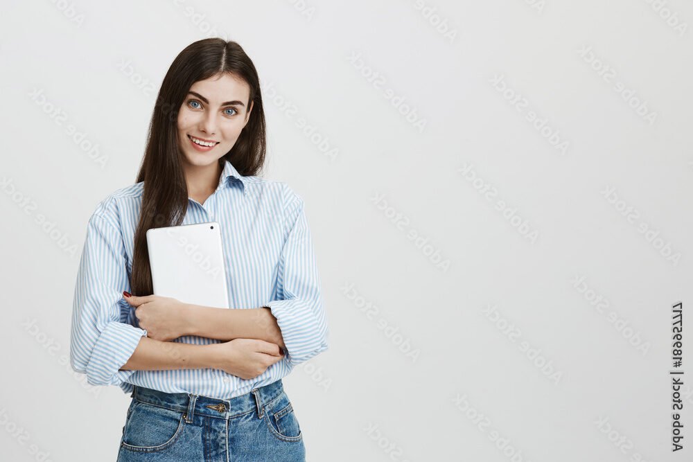 jeune etudiant souriant avec dossier bancaire