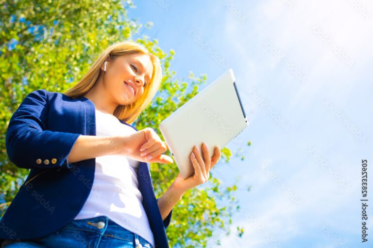 Comment Obtenir Un Crédit Étudiant Sans Garant Pour Financer Ses Études 3 jeune etudiant souriant avec dossier financier