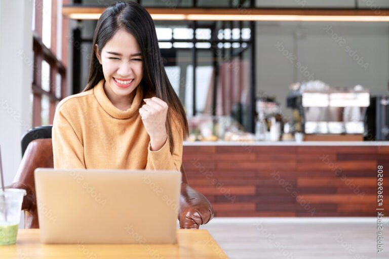 jeune etudiant souriant avec laptop au cafe