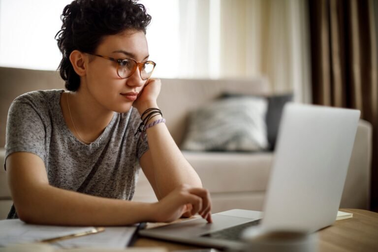 jeune investisseur etudiant cotations boursieres ecran