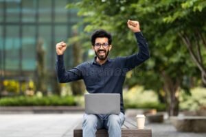 jeune investisseur souriant avec nature verdoyante