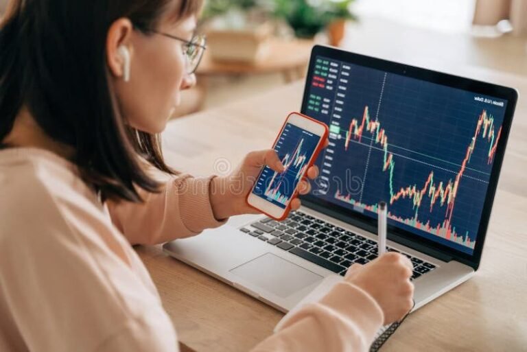 jeune investisseur utilisant une application boursiere 1